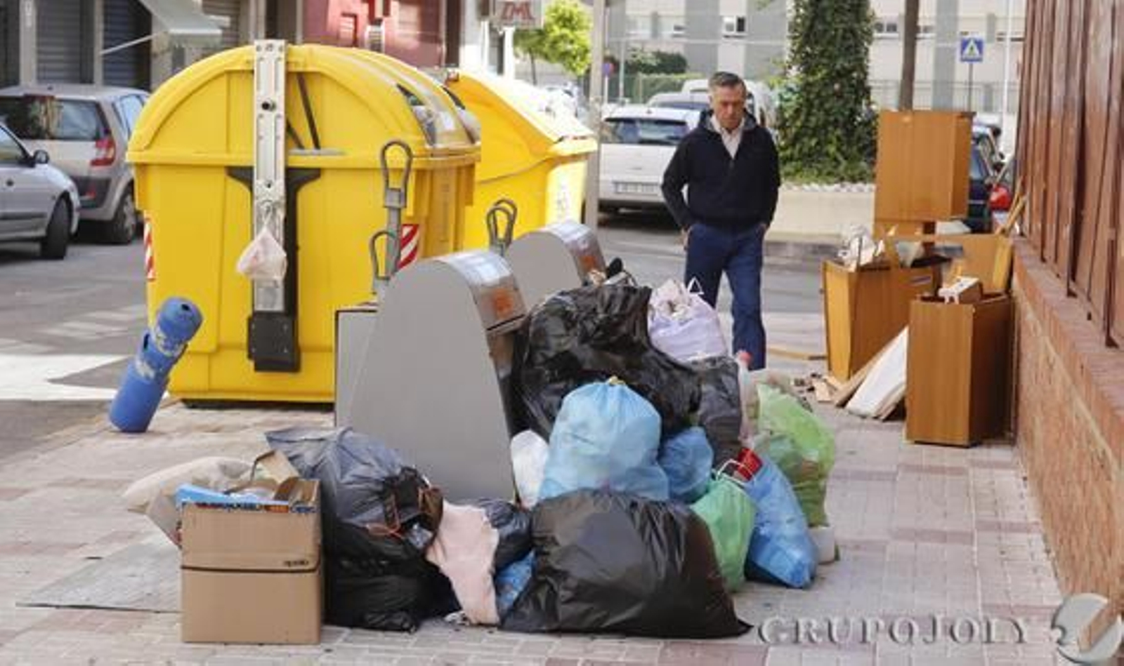 Imágenes de la huelga de basura de Limasa en diferentes distritos