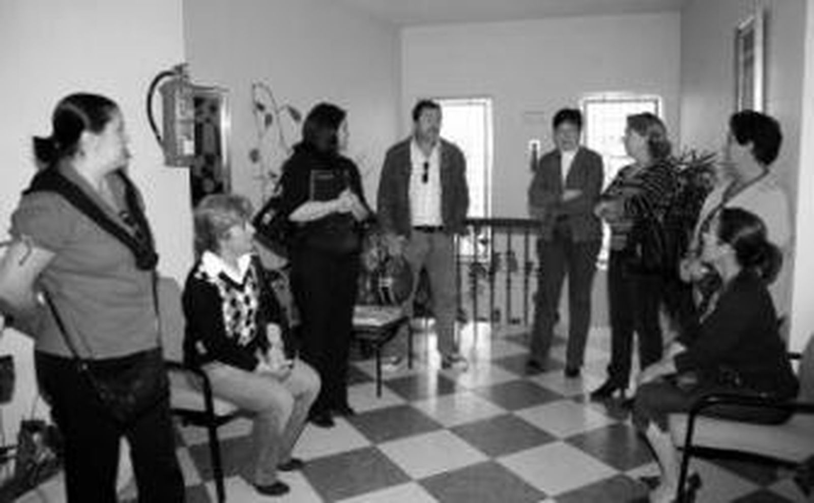 Mujeres de los marineros afectados, en el Ayuntamiento de Lepe.