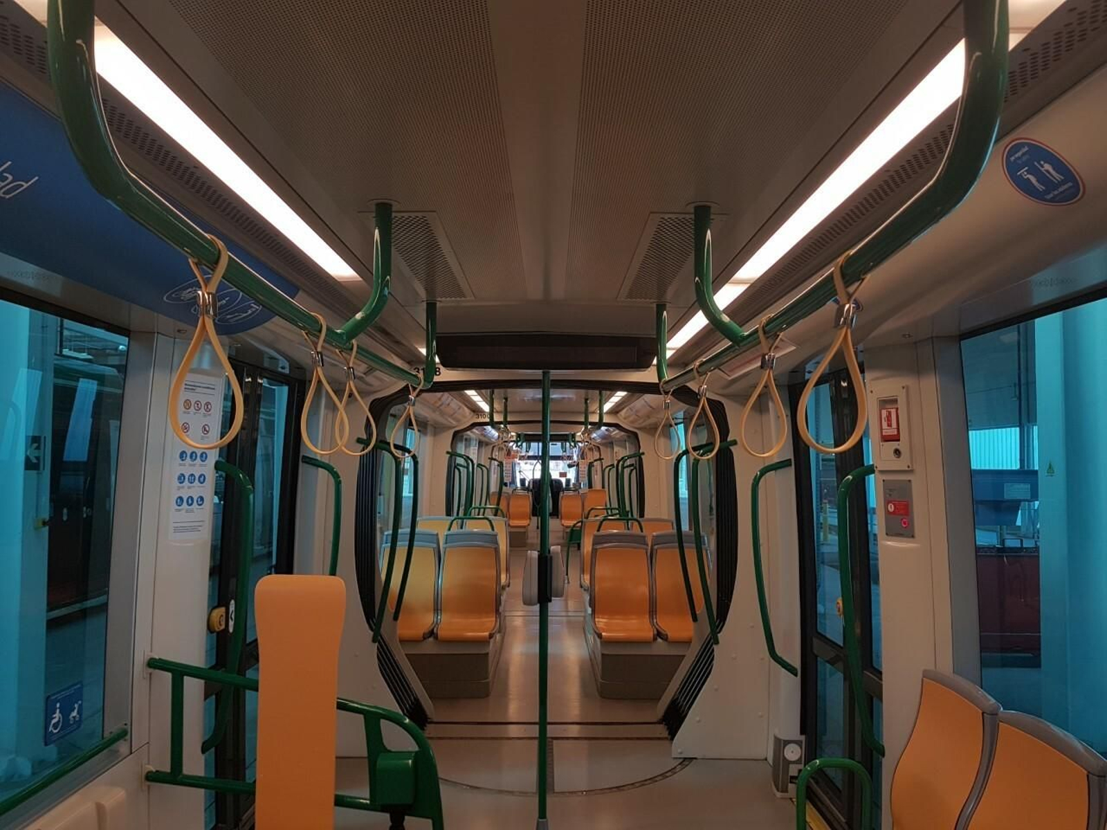 El Metro incorpora asideros para los pasajeros que viajan de pie