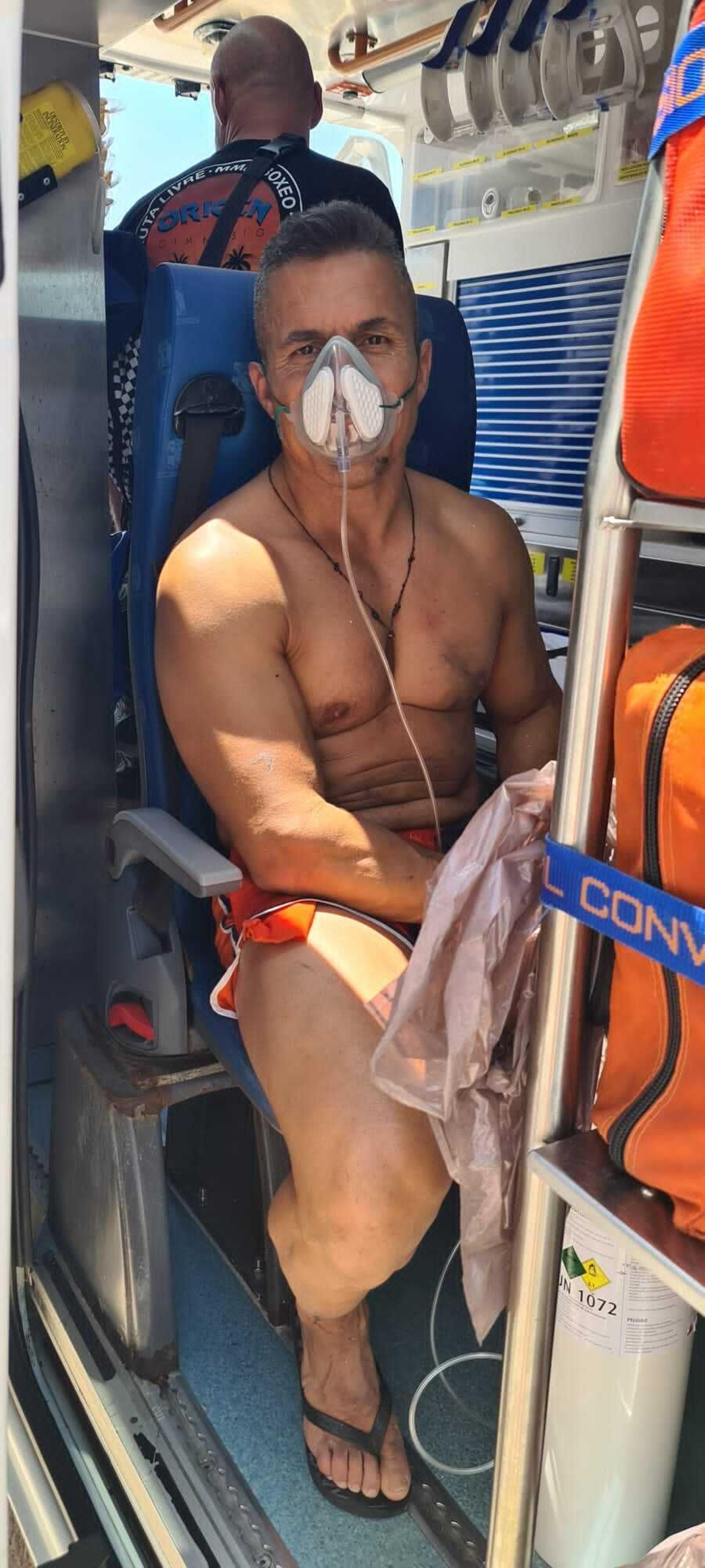 El bombero marbellí, con mascarilla, después de controlar el incendio.