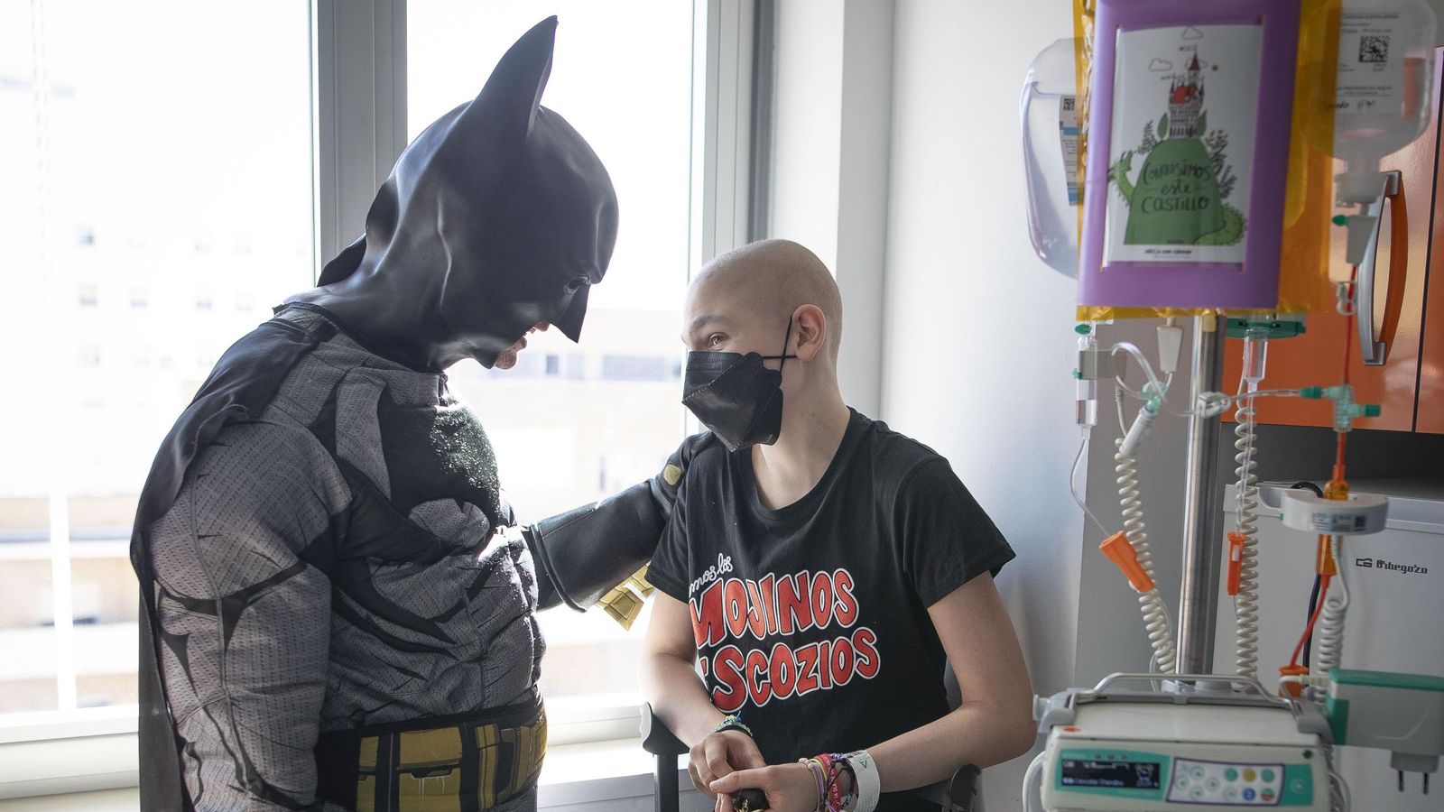 Batman habla con un joven ingresado en el Materno Infantil