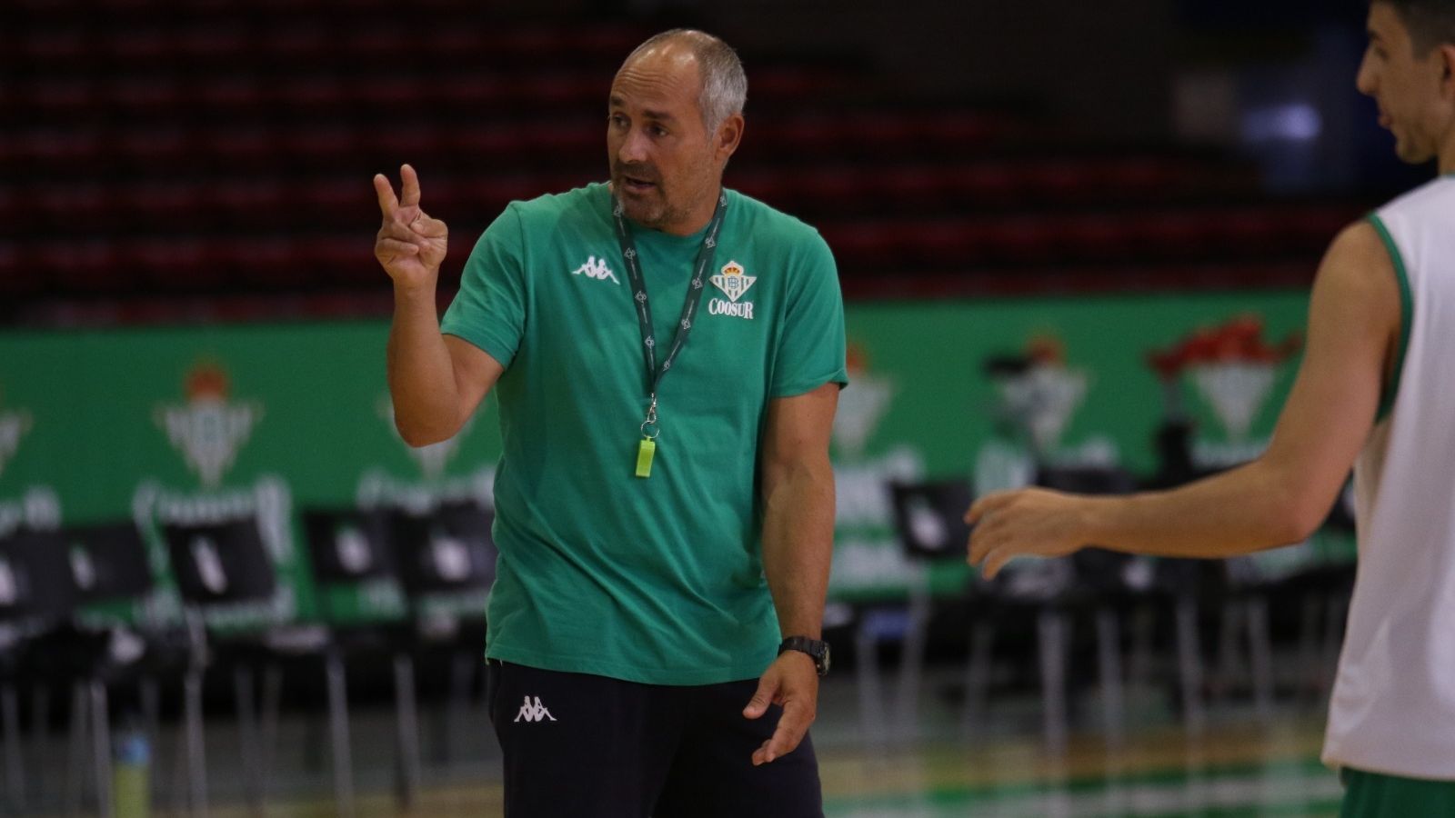 Curro Segura da instrucciones a sus jugadores.