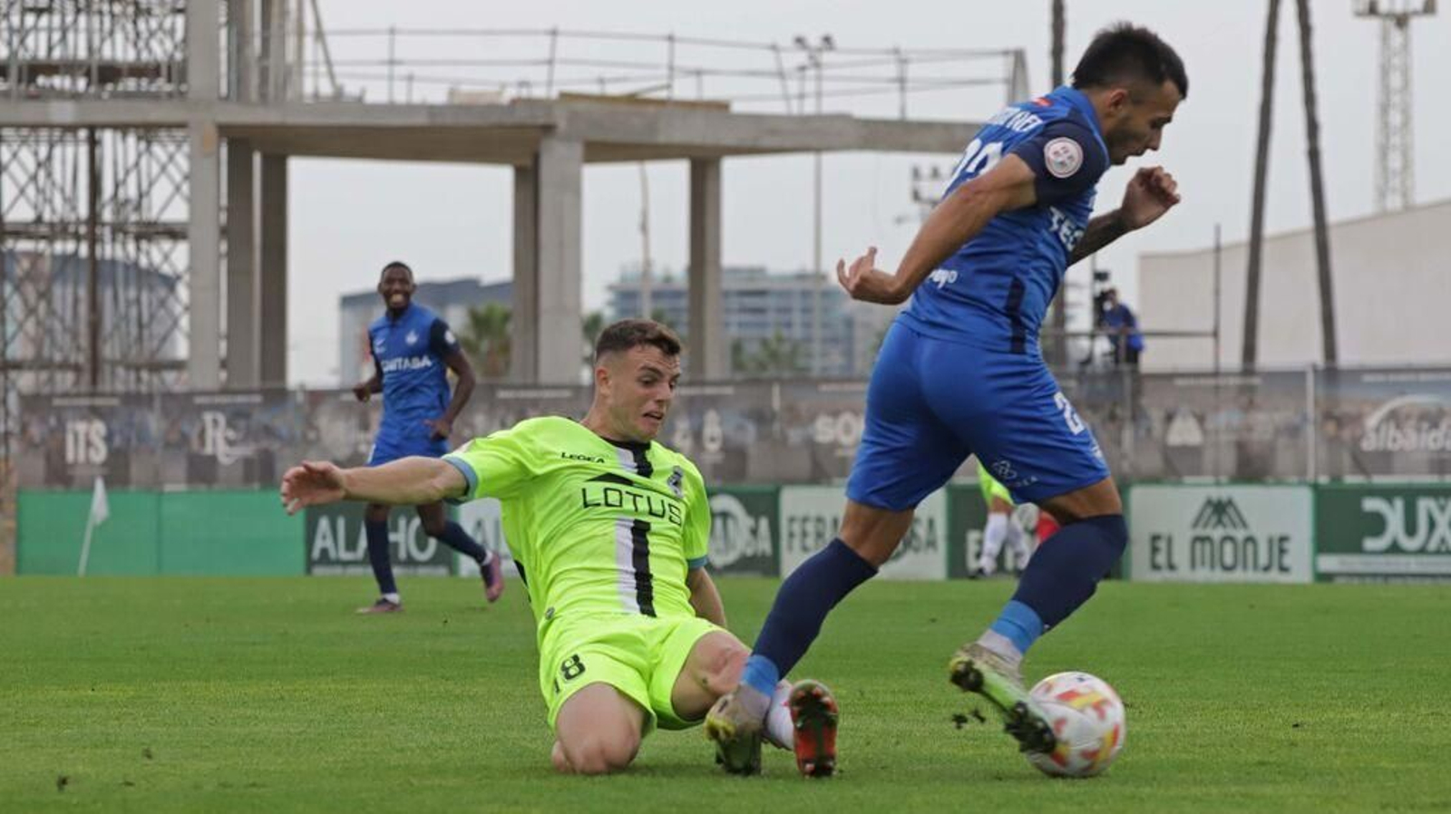 Álex Guti va al suelo durante el Balona-Sanse