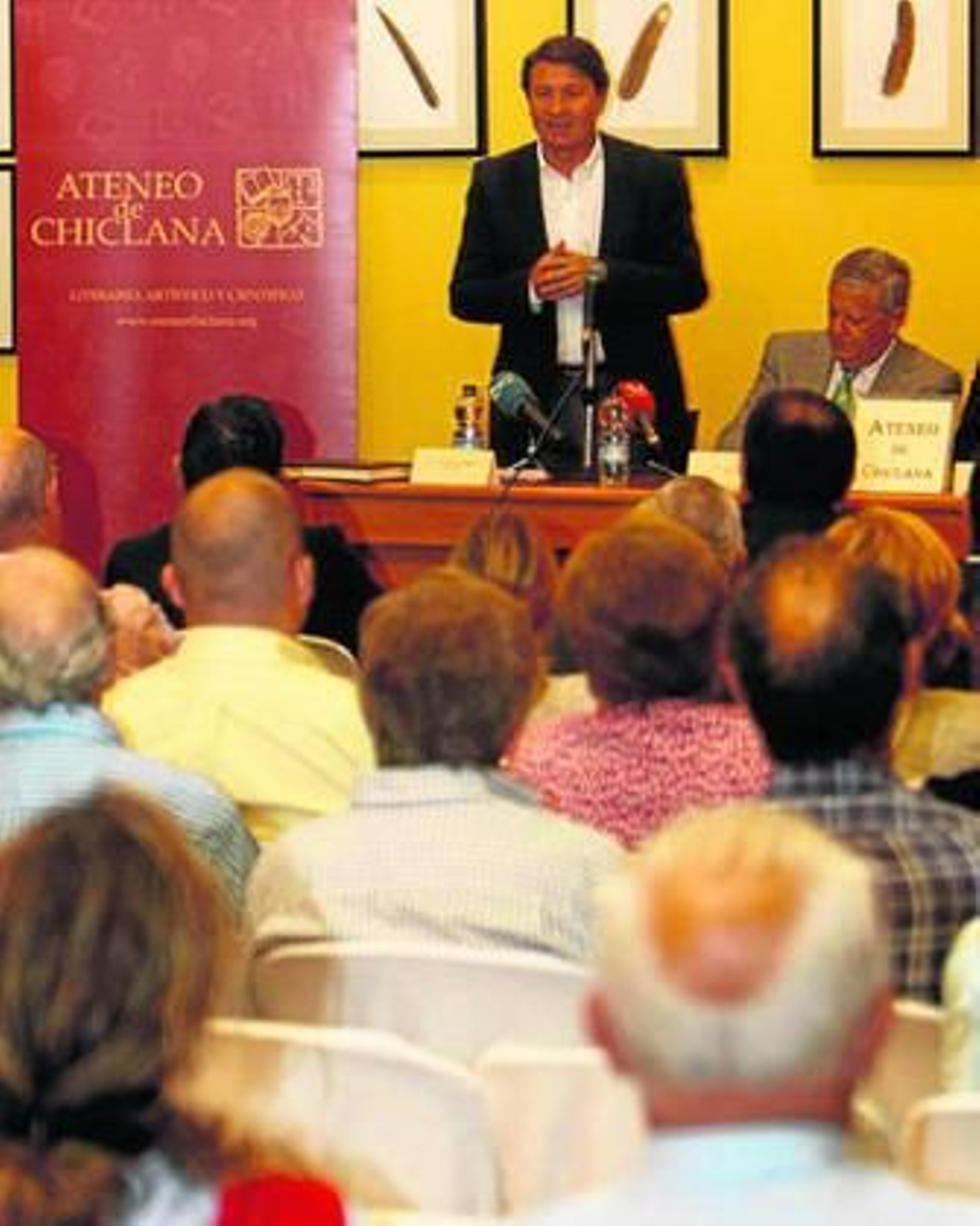 Momento de la conferencia de Antonio Gutiérrez, junto al alcalde, anoche en el Ayuntamiento.