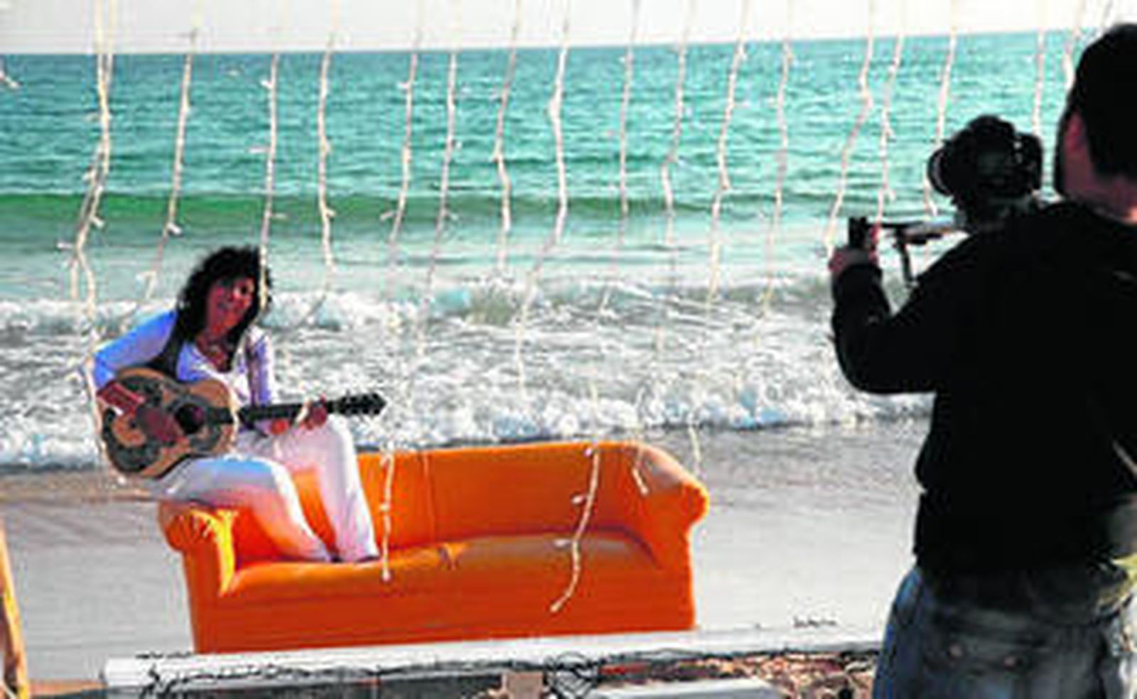 La cantante Rosana, durante la grabación del videoclip en la playa de Bolonia.