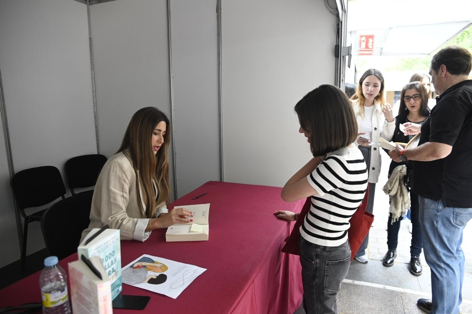 La multitudinaria presentación de Mercedes Ron en la Feria del Libro de Córdoba, en imágenes