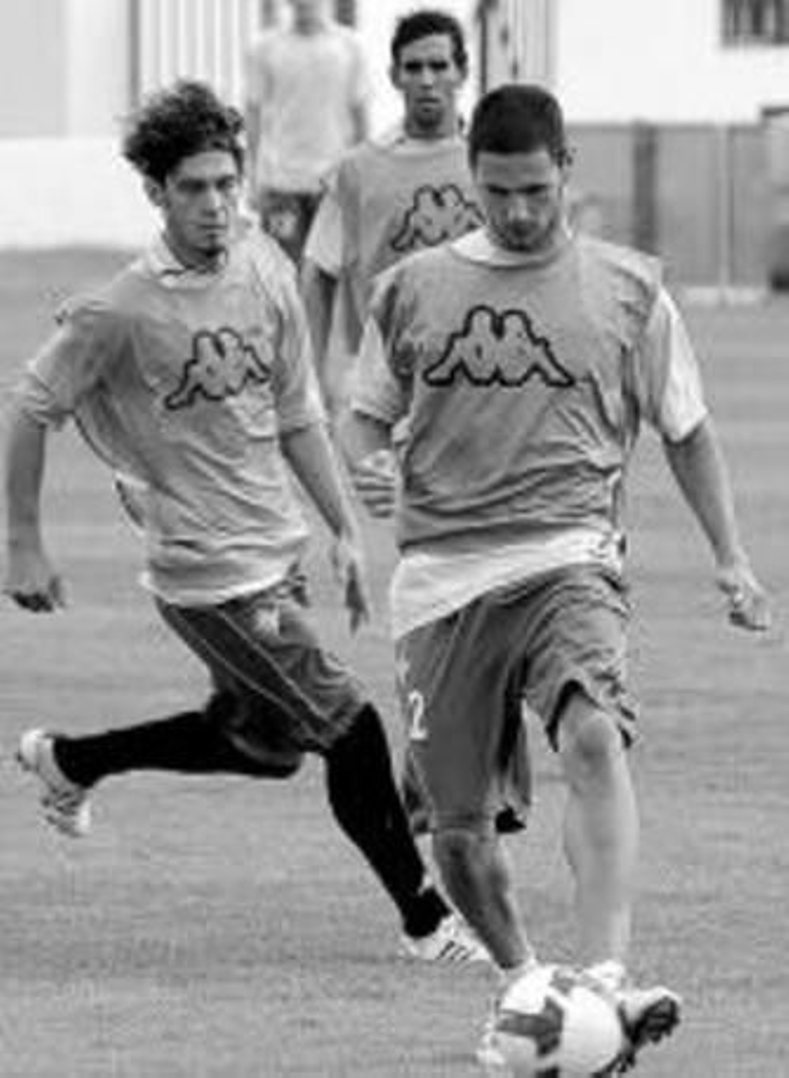 Edu presiona a Melli.