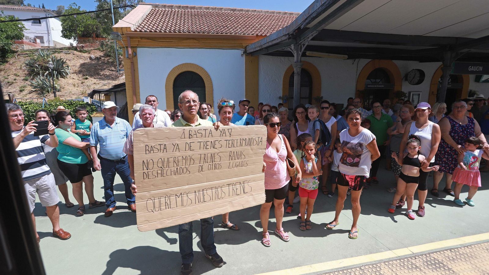 Un grupo de vecinos protesta en la Estación de Gaucín.