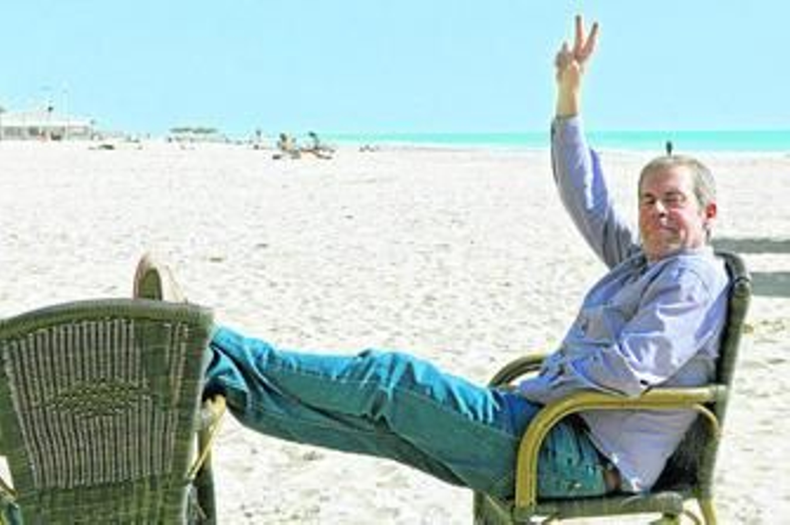 Guasch saludando ayer por la tarde desde la arena de la principal playa de la capital gaditana.