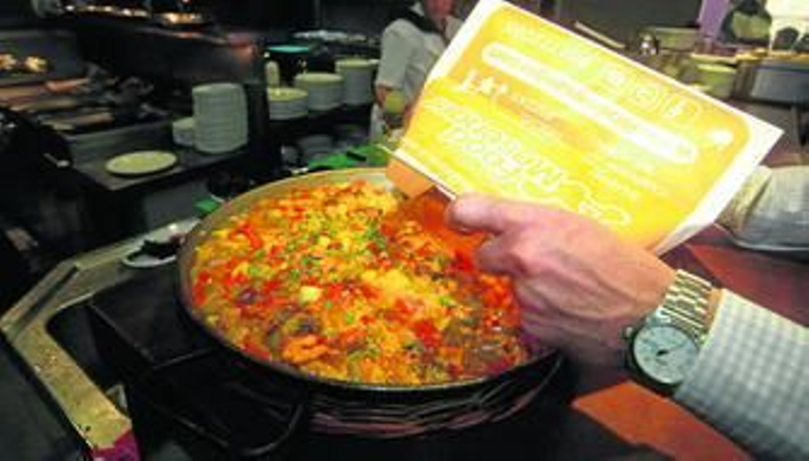 Una paella del restaurante Los Mellizos, lista para ser enviada a casa.