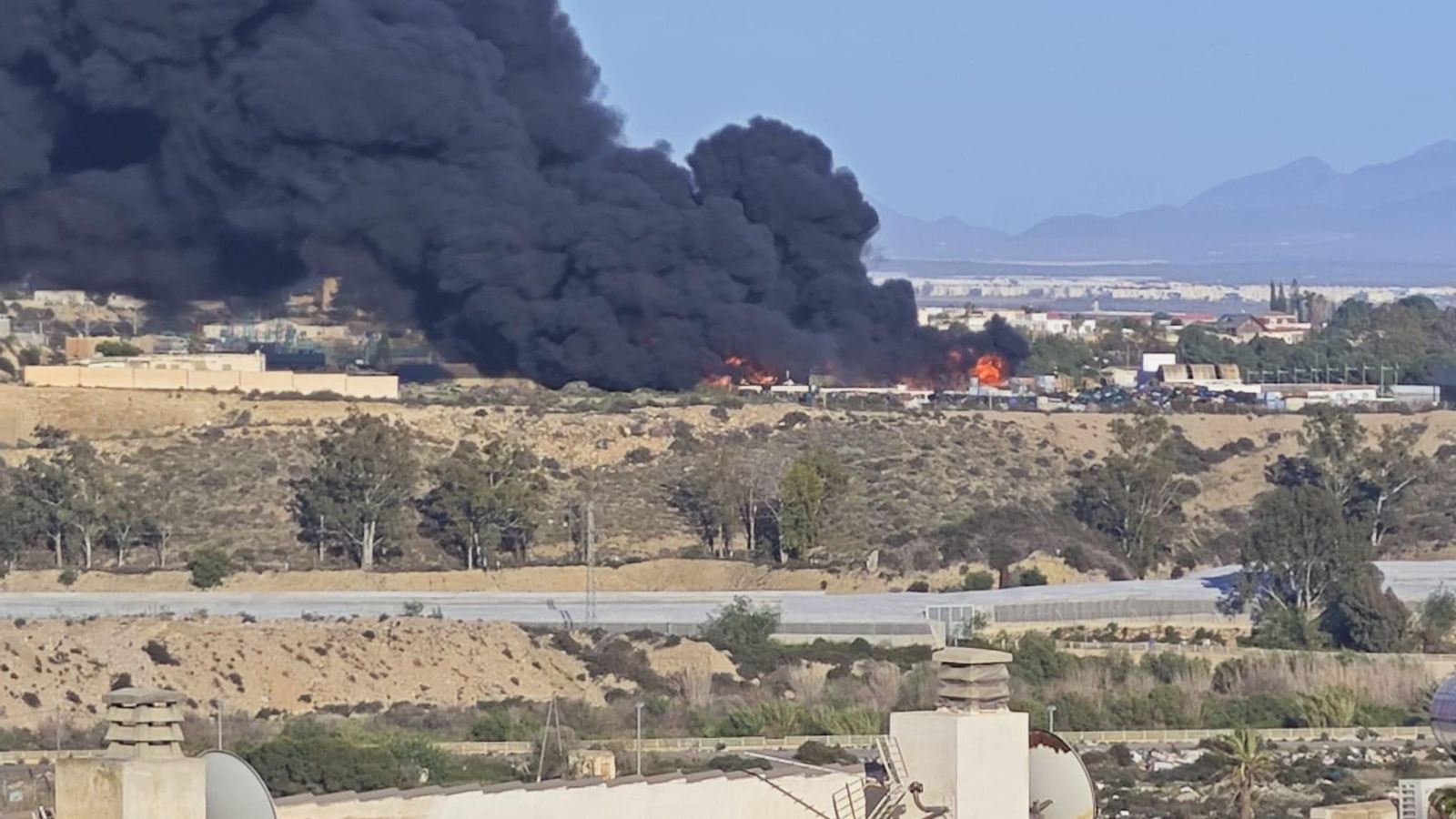 La nave de reciclaje ha quedado totalmente calcinada