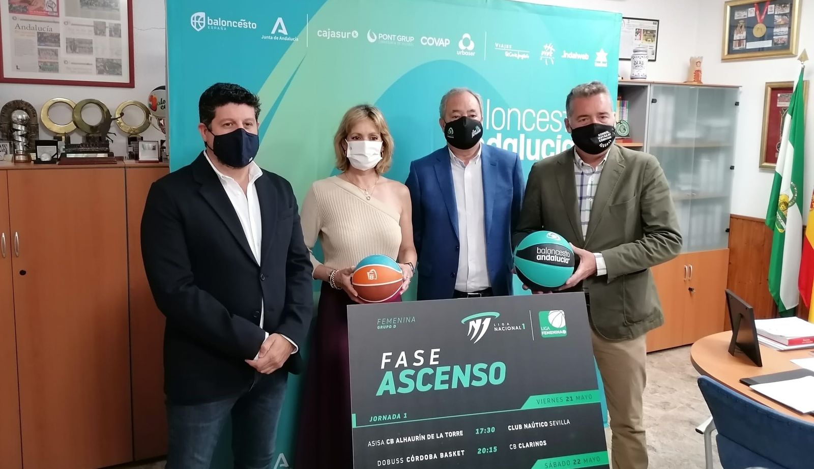 Las autoridades, durante la presentación del acto.