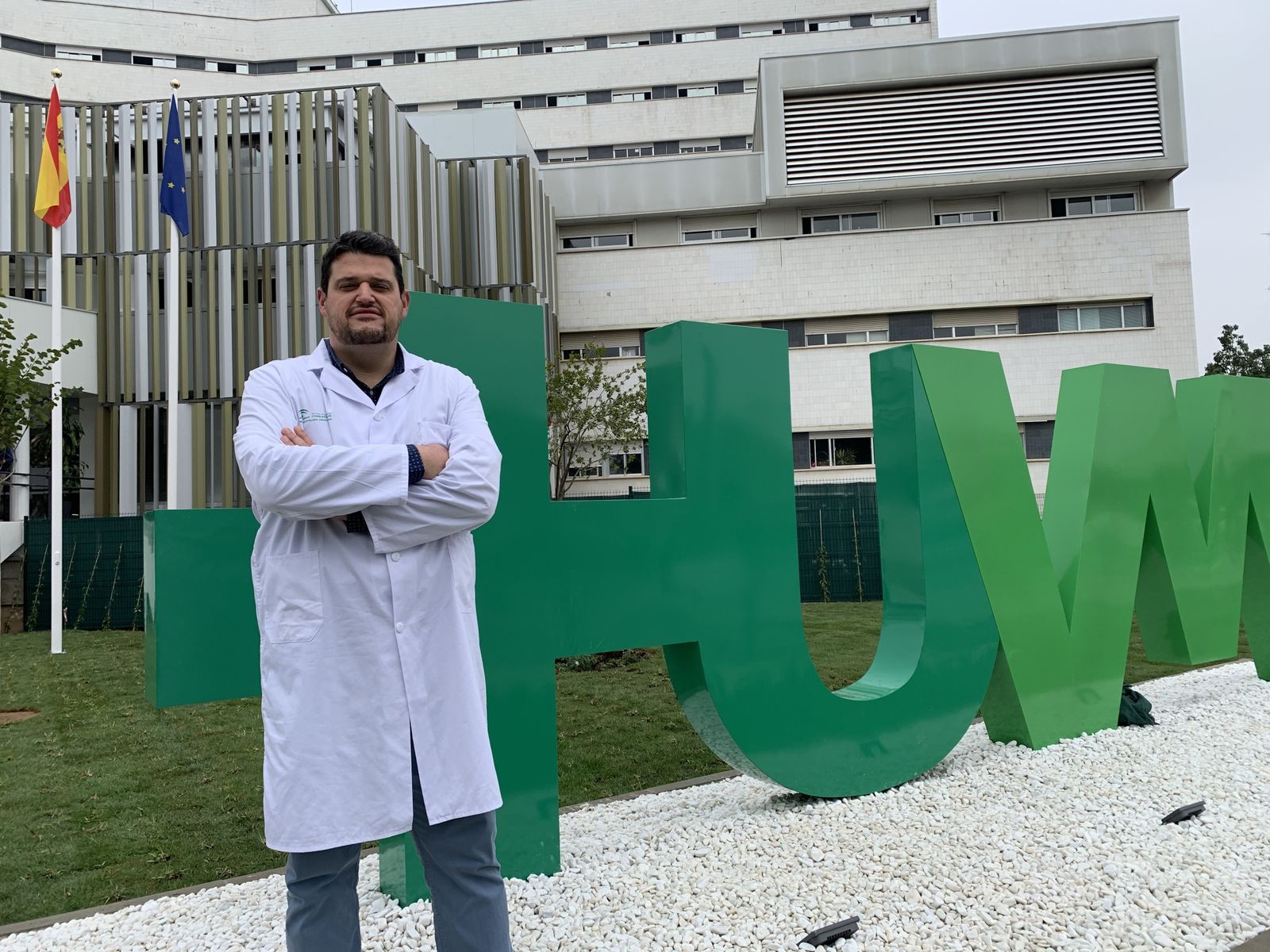 El especialista Manuel Caro del Servicio de Oftalmología del Hospital Universitario Virgen Macarena.