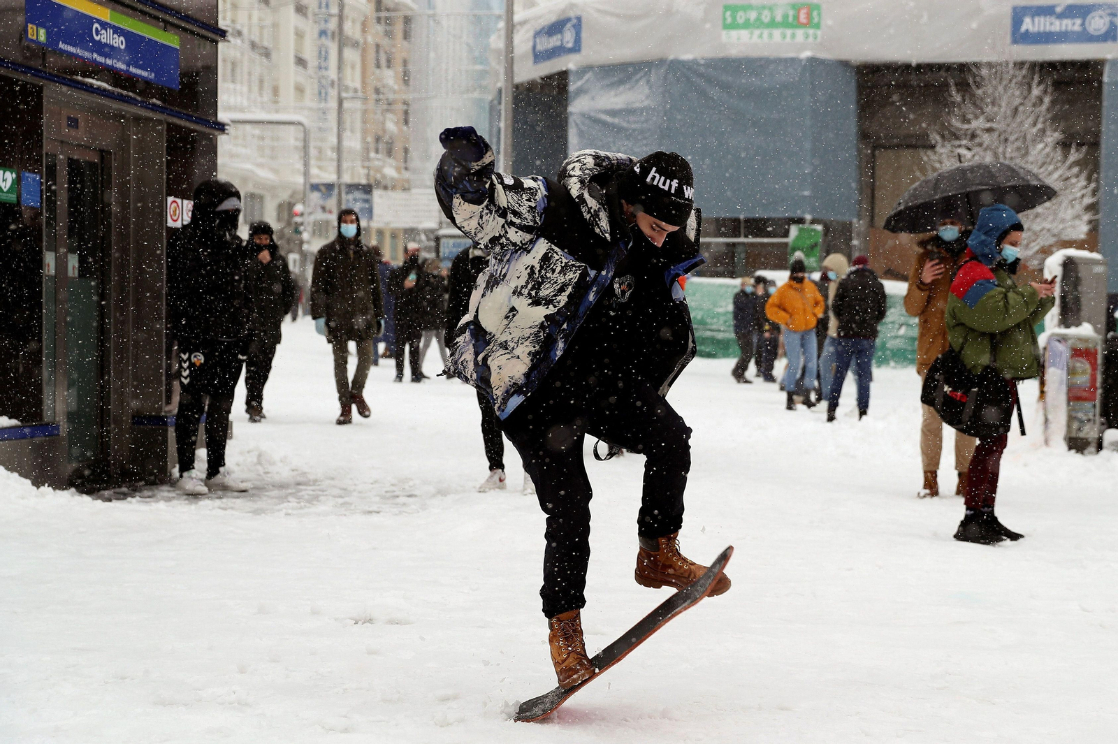 El segundo día del temporal 'Filomena' en imágenes: más nieve y caos