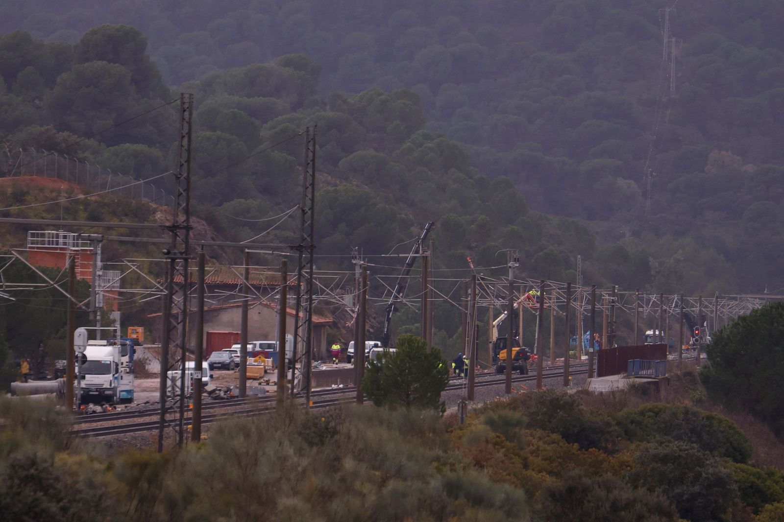 Retirados de las vías los últimos restos del tren Alvia siniestrado en Adamuz, en fotos