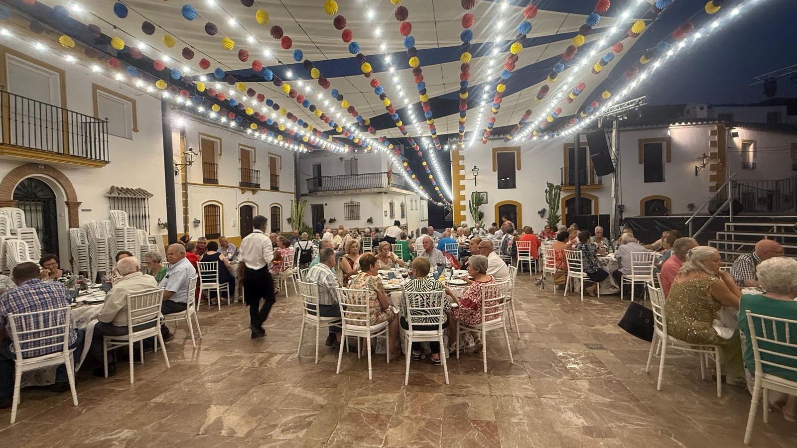 Vecinos de Jimera de Líbar disfrutando de sus fiestas.