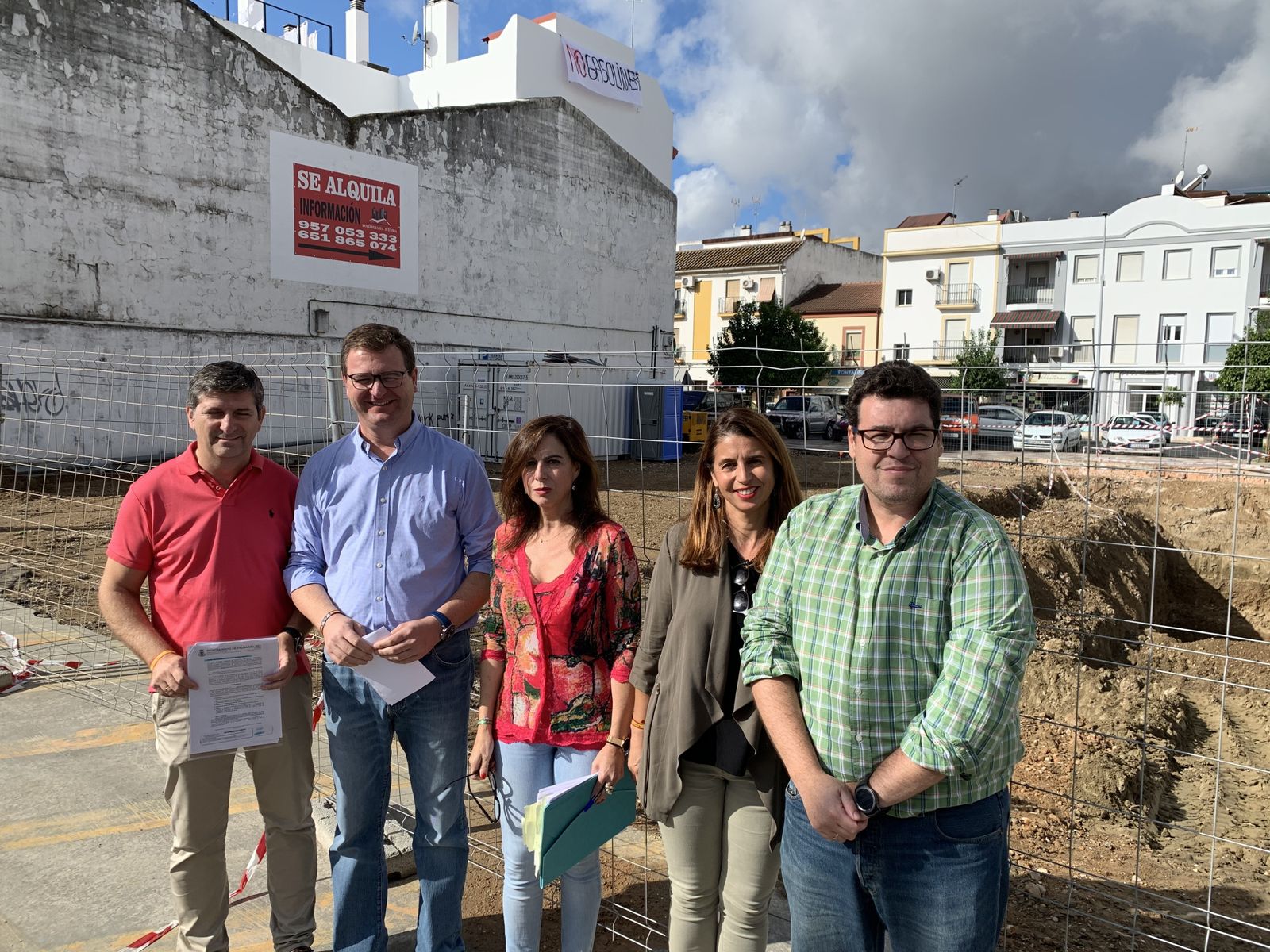 Los ediles del PP en el lugar donde está prevista una nueva gasolinera.