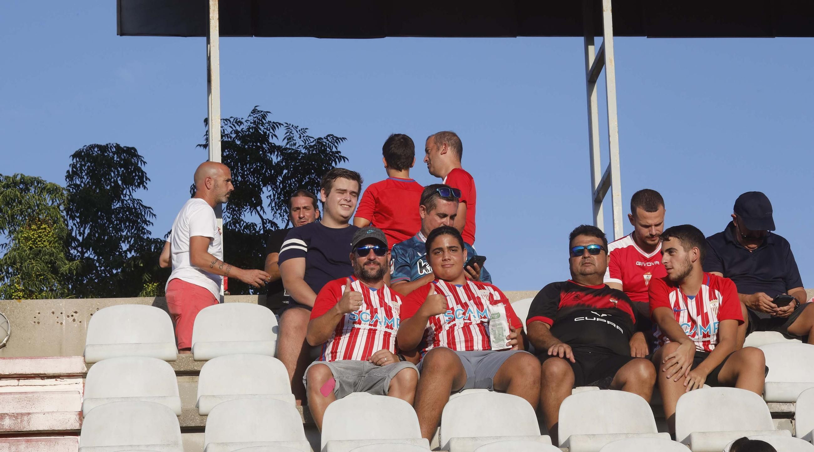 Búscate entre los aficionados del Algeciras CF - Sevilla Atlético en el Nuevo Mirador