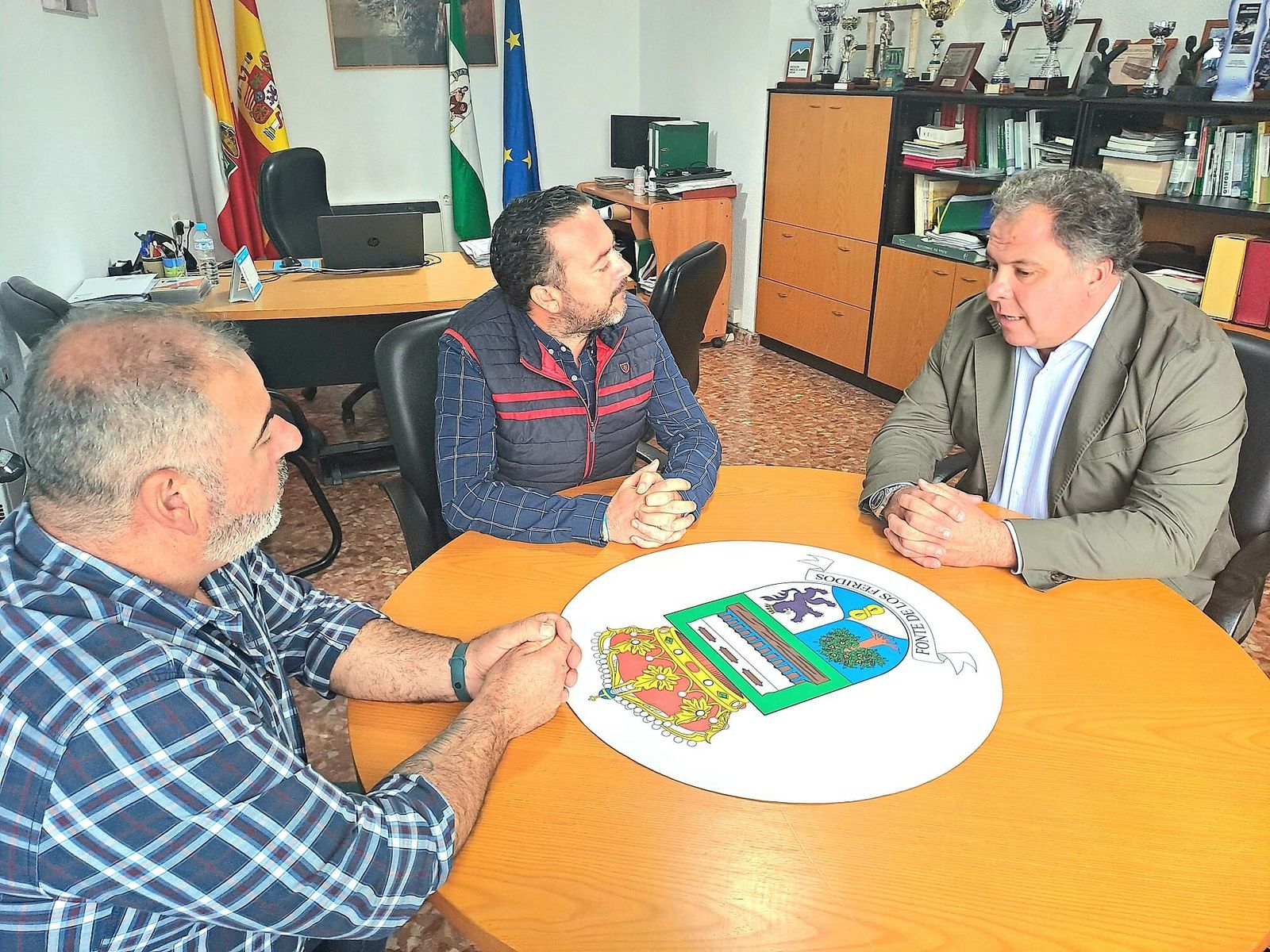 El delegado territorial de Empleo con el alcalde de Fuenteheridos.