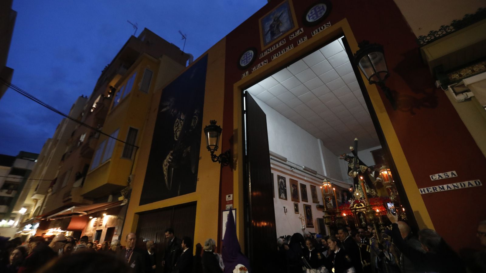 Fotos del Jueves Santo en La Línea: Perdón y la Salud, Gran Poder y Angustias