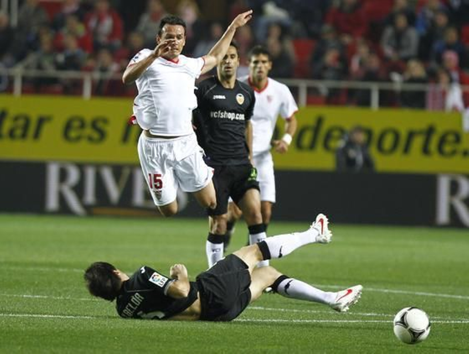 El Sevilla no puede remontar al Valencia en el Sánchez Pizjuán y queda eliminado de la Copa del Rey (2-1). / Antonio Pizarro
