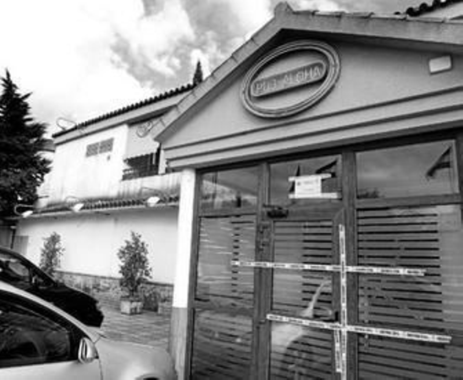 Vista del club Aloha, que la familia Galán regenta en Montealto, Jerez, clausurado como todos.