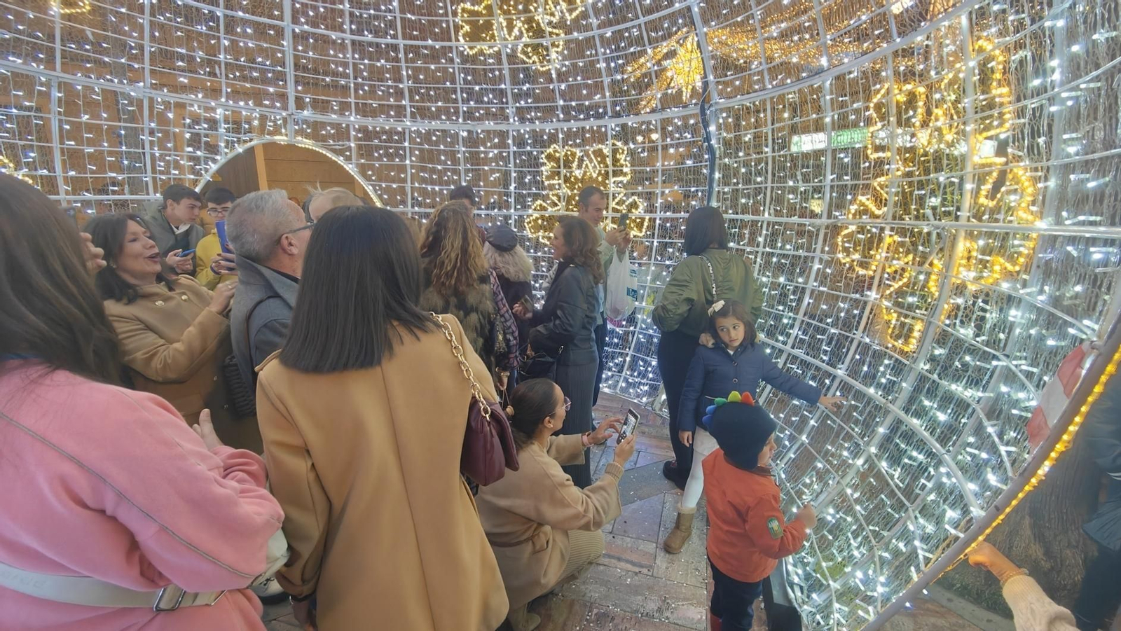 Imágenes del alumbrado navideño en las calles de Huelva
