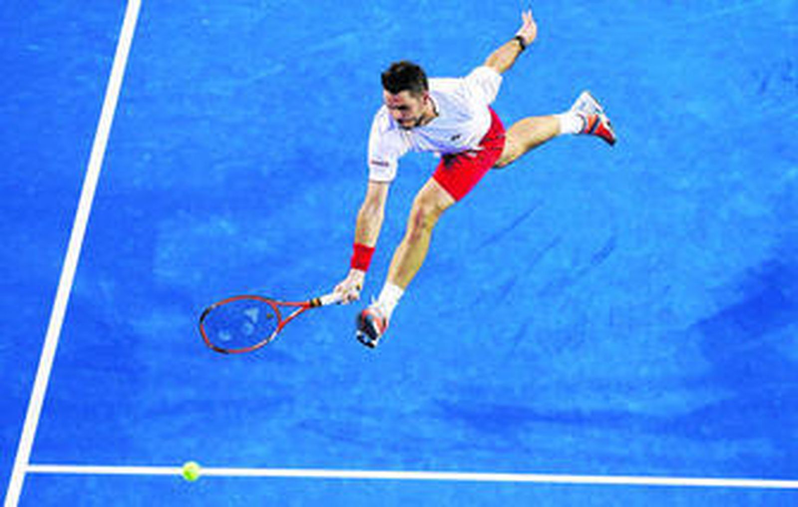 Wawrinka se estira para devolver la bola en la semifinal que lo enfrentó a Berdych.