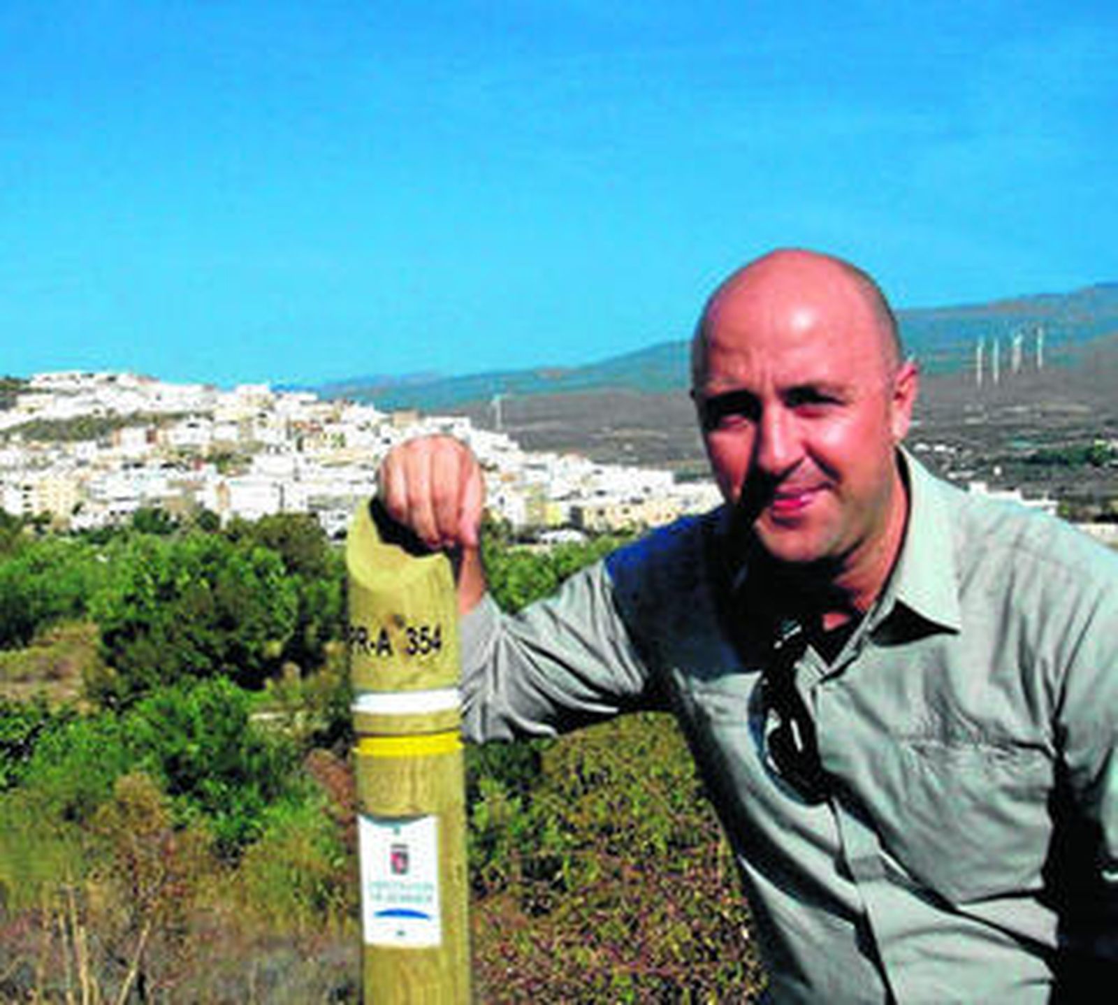 Antonio Oliva, alcalde de Abla, posa en una zona de recreo.