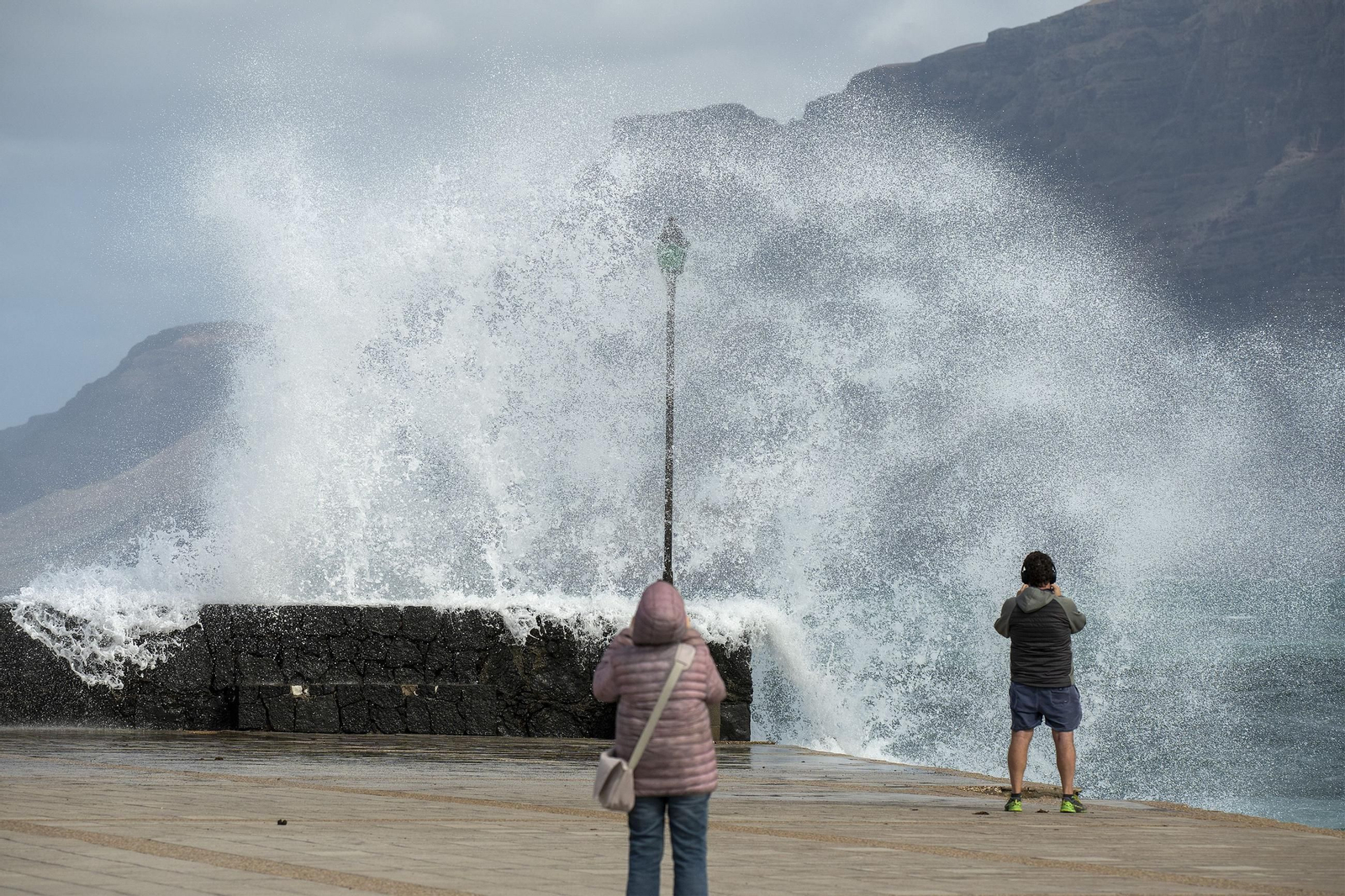 Muere uno de los dos pescadores arrastrados por un golpe de mar en la costa de Lanzarote.