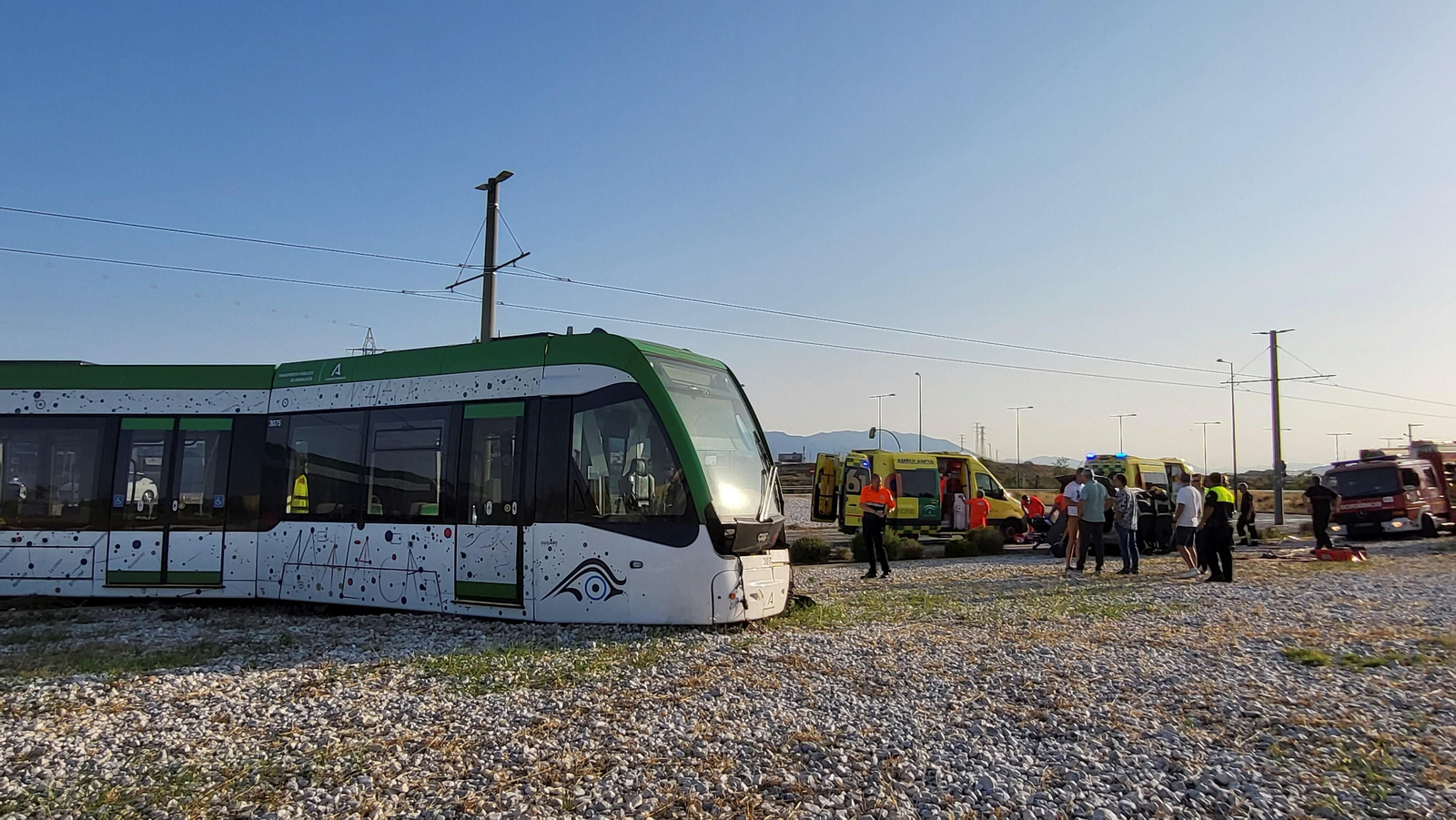 Las fotos del accidente entre el Metro de Málaga y un coche en El Cónsul
