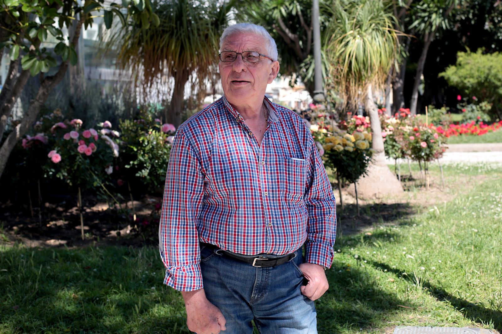 Felipe Scapachini en los jardines del Paseo de Canalejas.