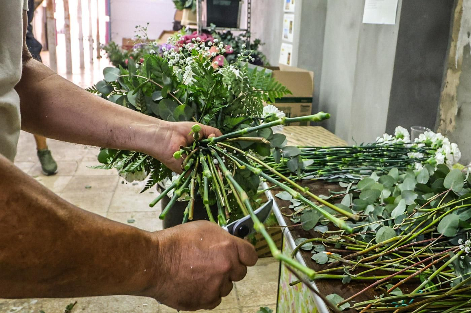 Imágenes de los preparativos florales para la Magna Mariana, en el taller de Antonio Rivera