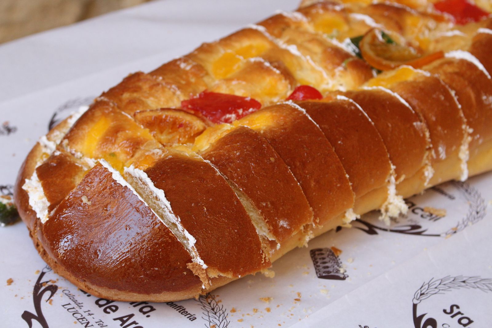 El roscón de Reyes gigante y solidario de Lucena, en fotografías