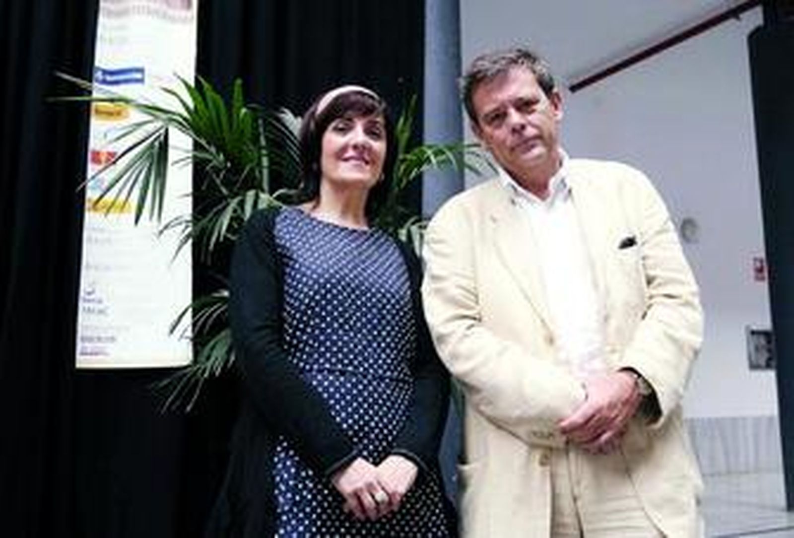 Elvira Lindo junto al también escritor Antonio Gómez Rufo, al inicio de las jornadas.