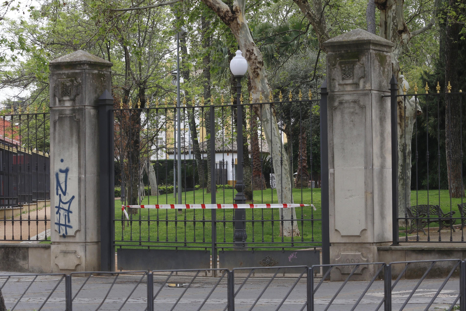 El Parque de Colón, como el resto en la ciudad, clausurado.