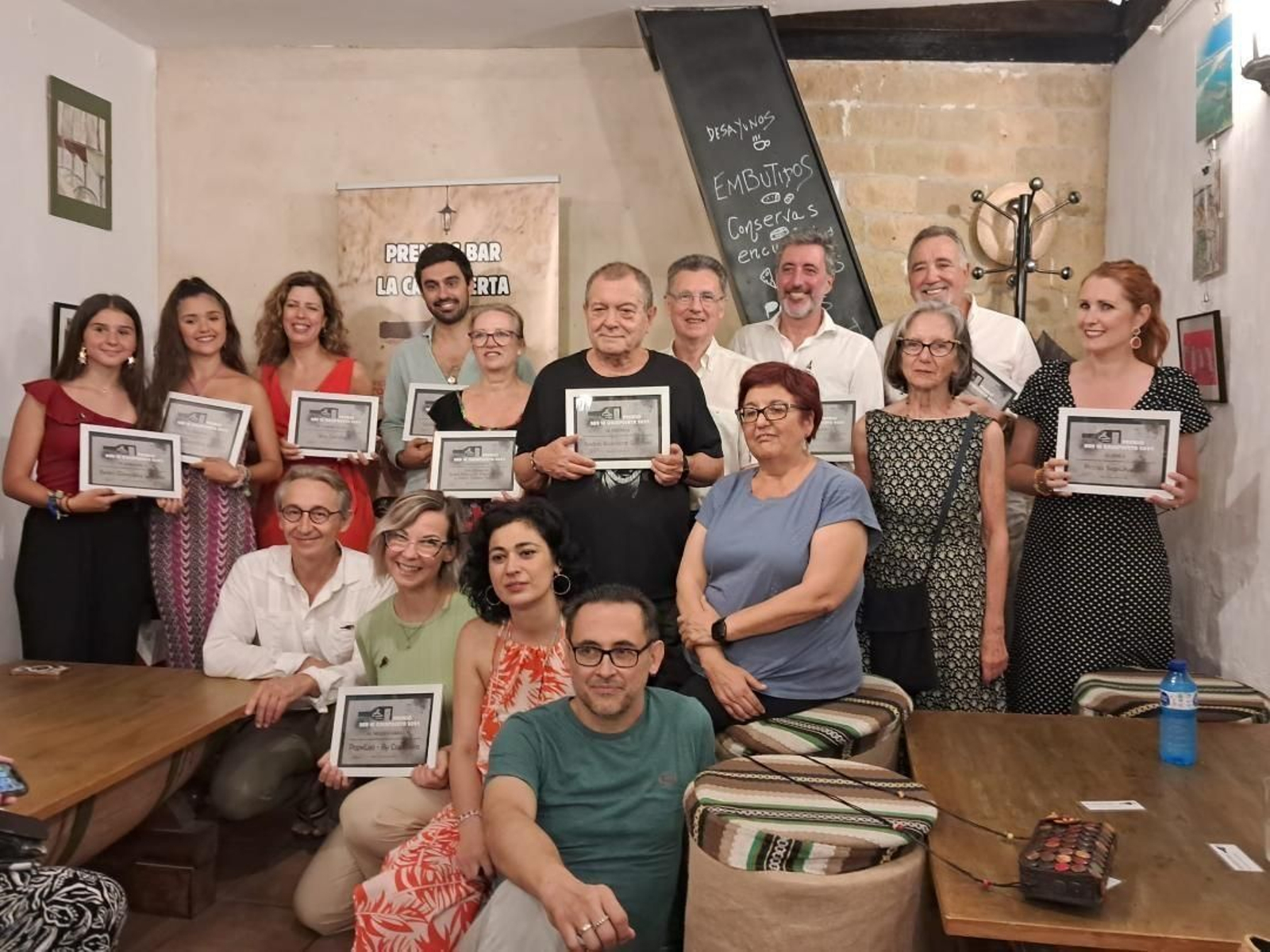 Luisa Barrios Vázquez y José Manuel Serrano Cueto con todos los galardonados en la VII Edición de los Premios Bar La Casapuerta, tras finalizar la entrega de premios. Luisa Barrios Vázquez y José Manuel Serrano Cueto con todos los galardonados en la VII Edición de los Premios Bar La Casapuerta, tras finalizar la entrega de premios.