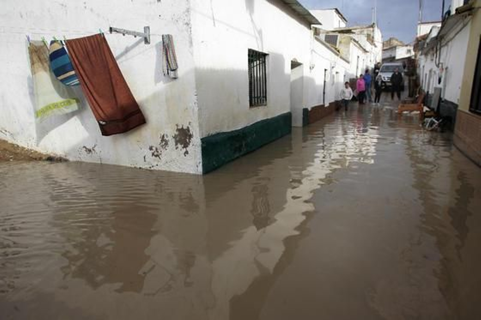 El Río Guadalquivir se desborda a su paso por Lora del Río./ J.C Muñoz