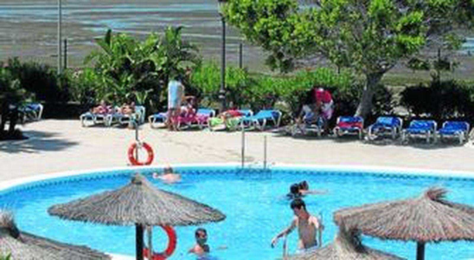Imagen de la piscina del hotel de Bahía Sur, la semana pasada.