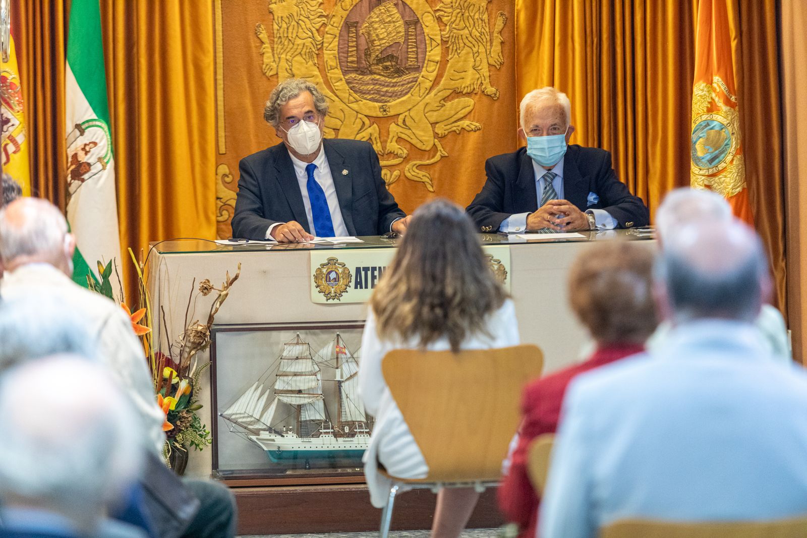 José Almenara (izquierda) y Luis Gonzalo durante un acto del Ateneo de Cádiz.