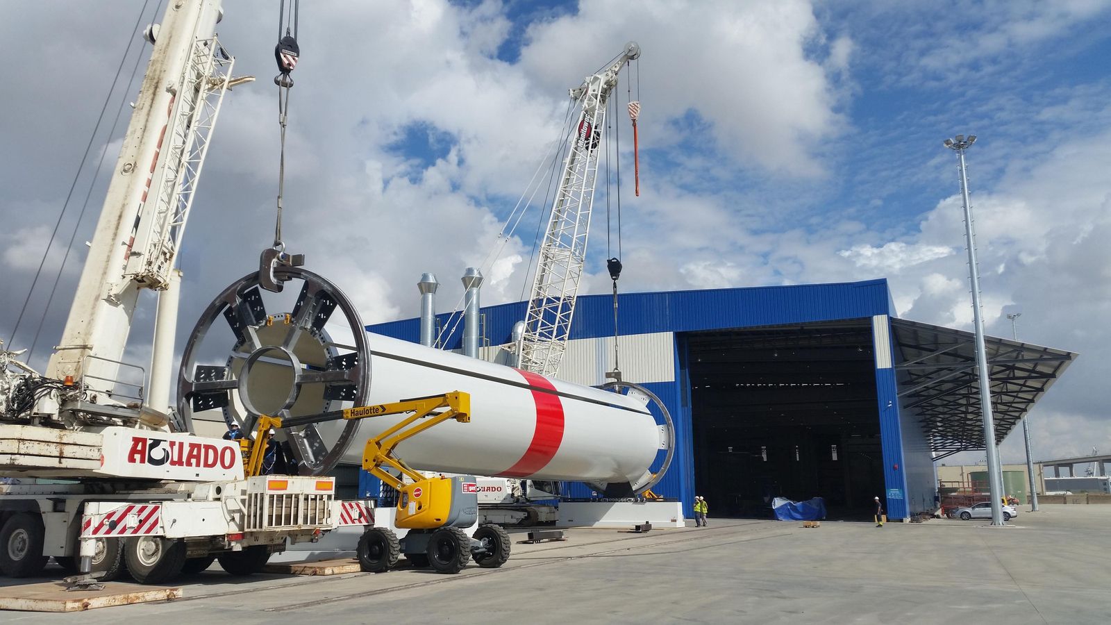 Más elementos de torres eólicas en el Puerto de Sevilla en 2017.