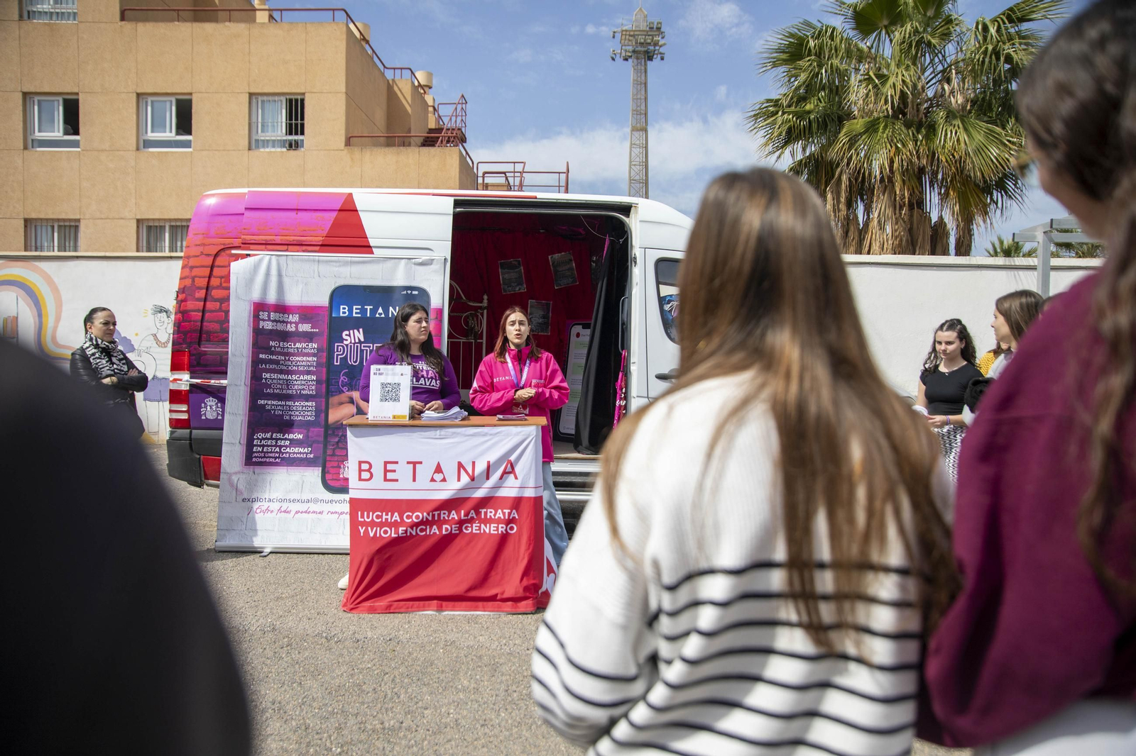 Sensibilización sobre la trata de mujeres en el IES Maestro Padilla de Almería, en imágenes