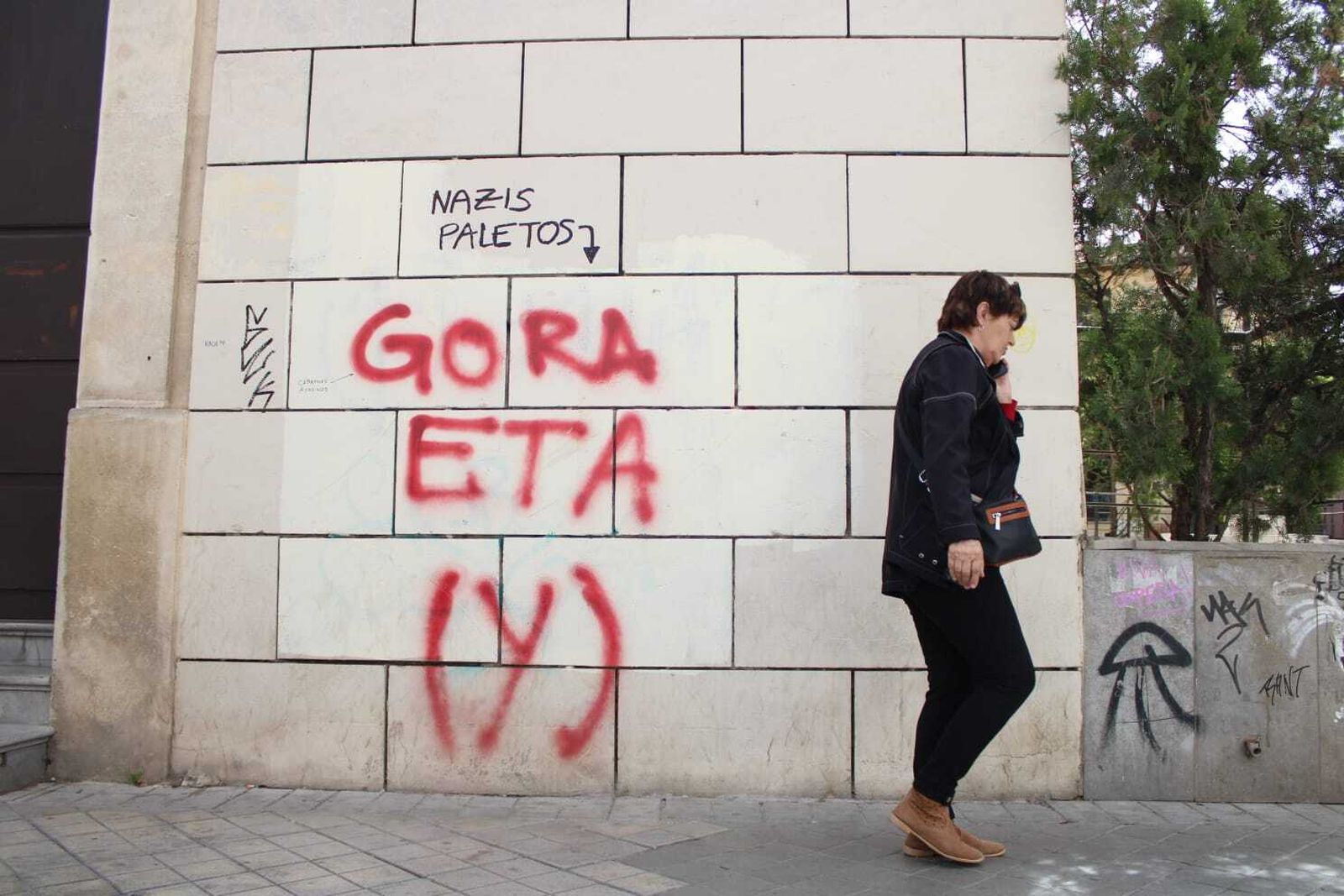 Imagen de la pintada, ya borrada, en la Plaza Luis Portero de Granada