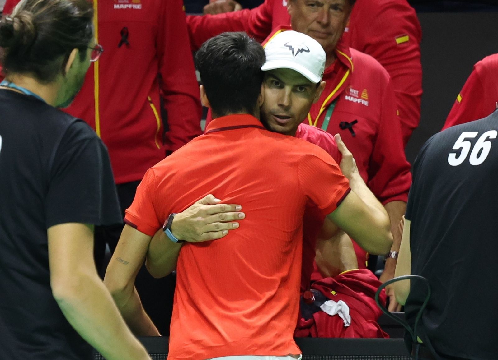 Rafa Nadal abraza a Carlos Alcaraz tras el triunfo del murciano.
