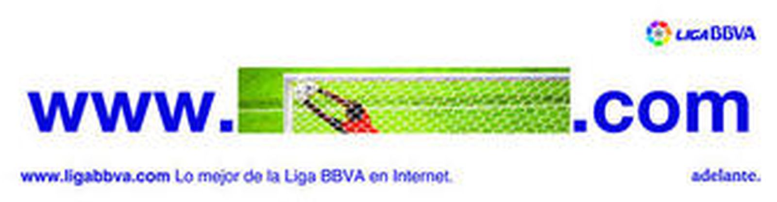 Pablo Sánchez, con un toque sutil, eleva la pelota por encima de Eduardo en la acción que significó el gol del triunfo del Recreativo.