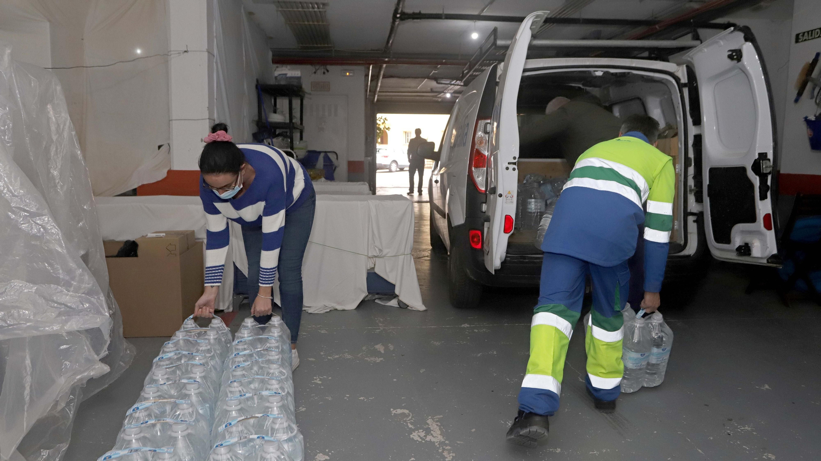 Fotos del reparto de agua de Aqualia  en La Alcaidesa