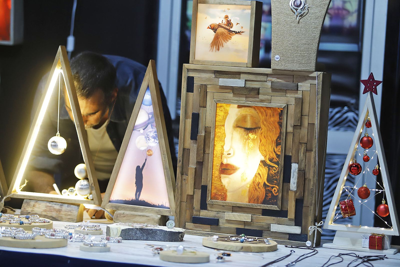 Imágenes del mercado navideño de la Plaza de Las Monjas