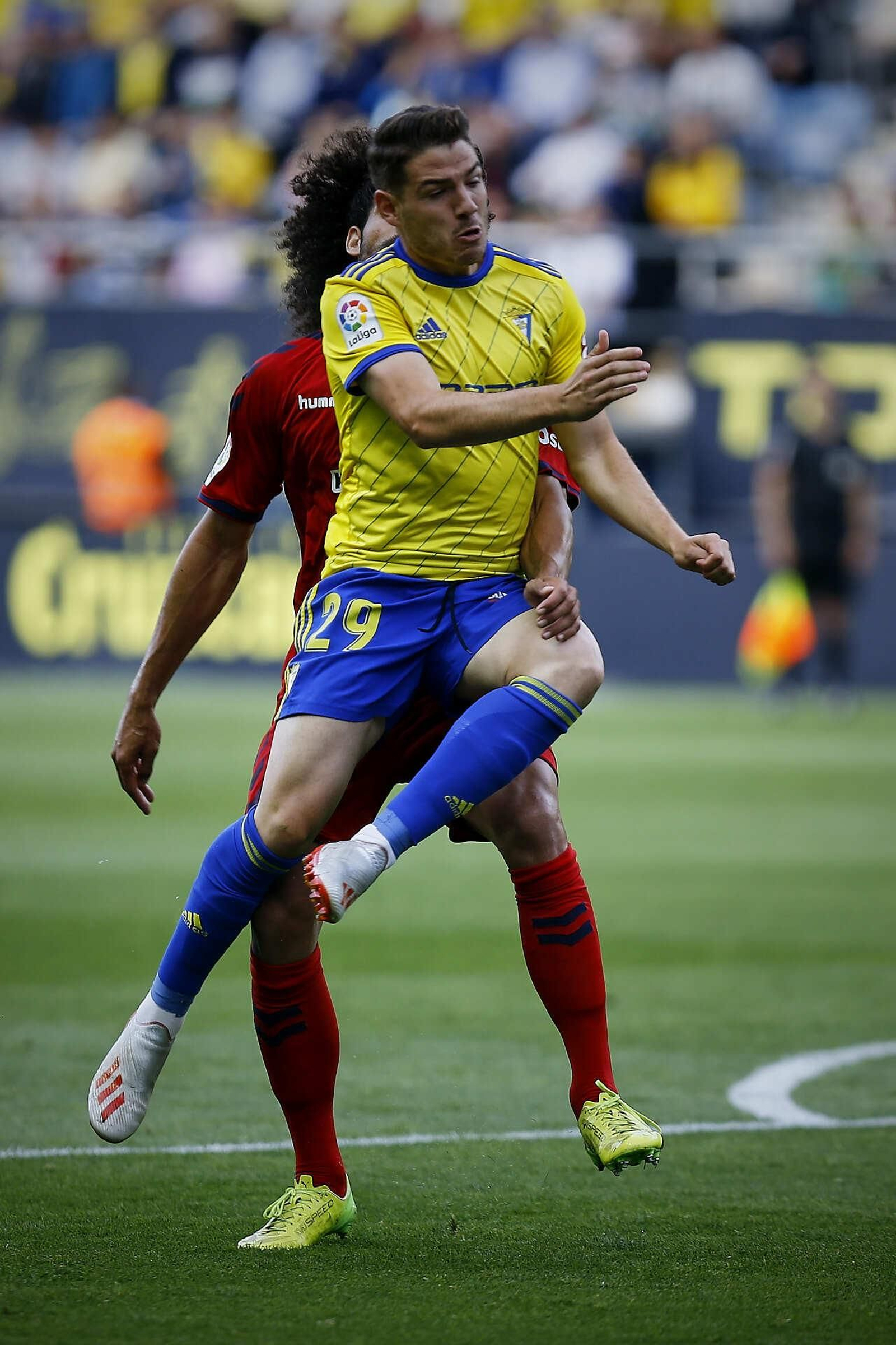 Partido de fútbol entre  Cádiz C.F. y C.A. Osasuna