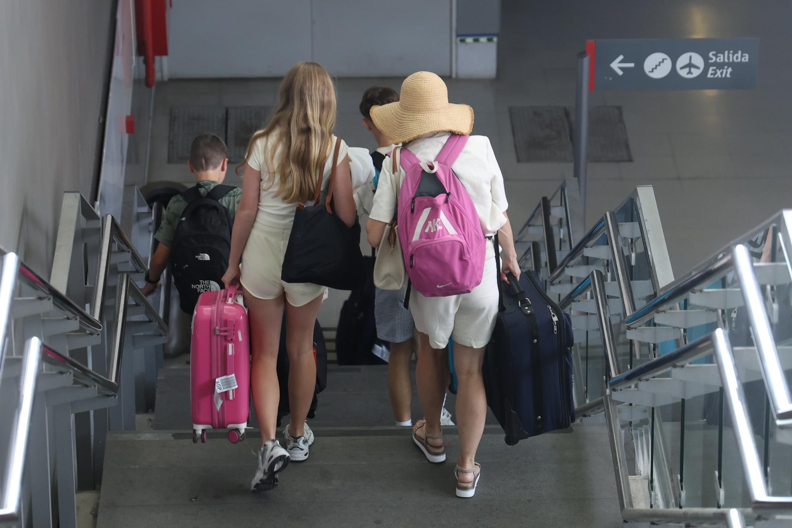 Las escaleras del Cercanías del Aeropuerto de Málaga rotas, en imágenes
