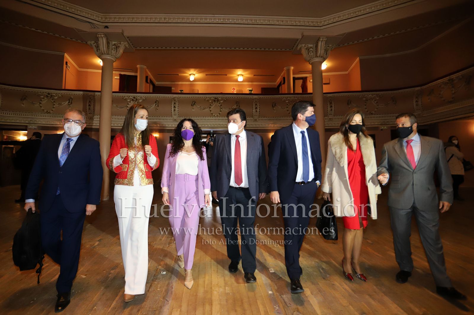 Imágenes de la visita a las obras en el Gran Teatro de Huelva del vicepresidente Juan Marín, acompañado de la consejera Rocío Ruiz y del alcalde Gabriel Cruz